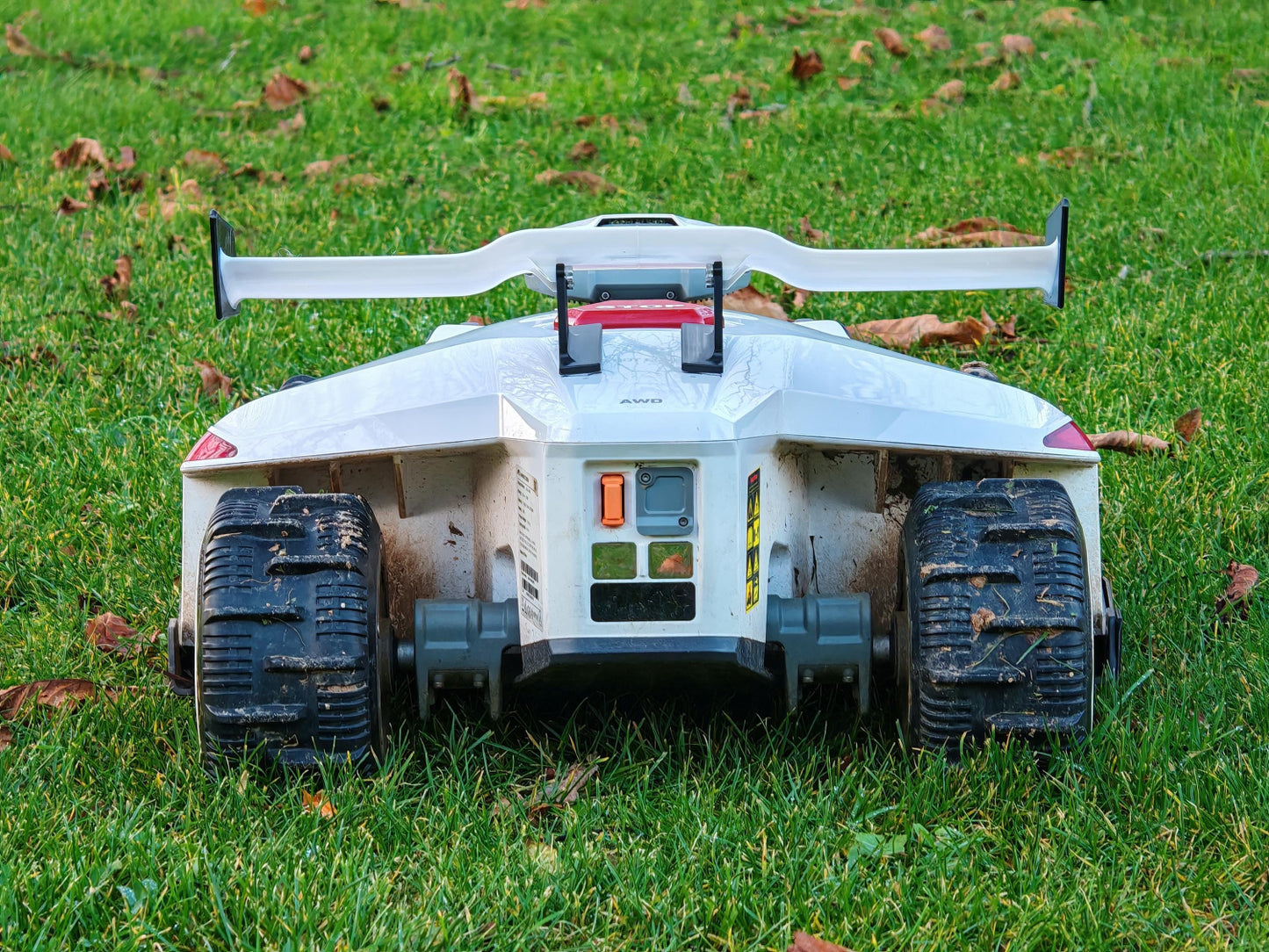 Vue arrière du robot tondeuse LUBA avec aileron décoratif racing