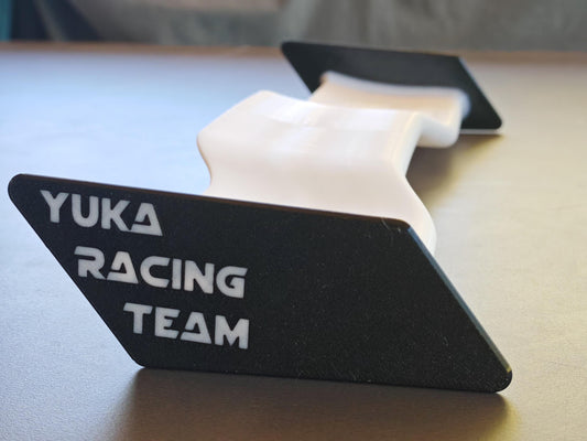 Vue latérale de l'aileron YUKA RACING TEAM installé sur robot tondeuse Yuka