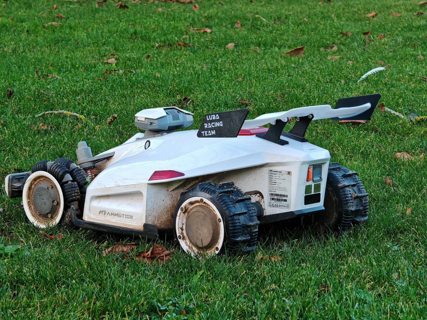 Robot tondeuse LUBA sur pelouse avec aileron décoratif latéral arrière