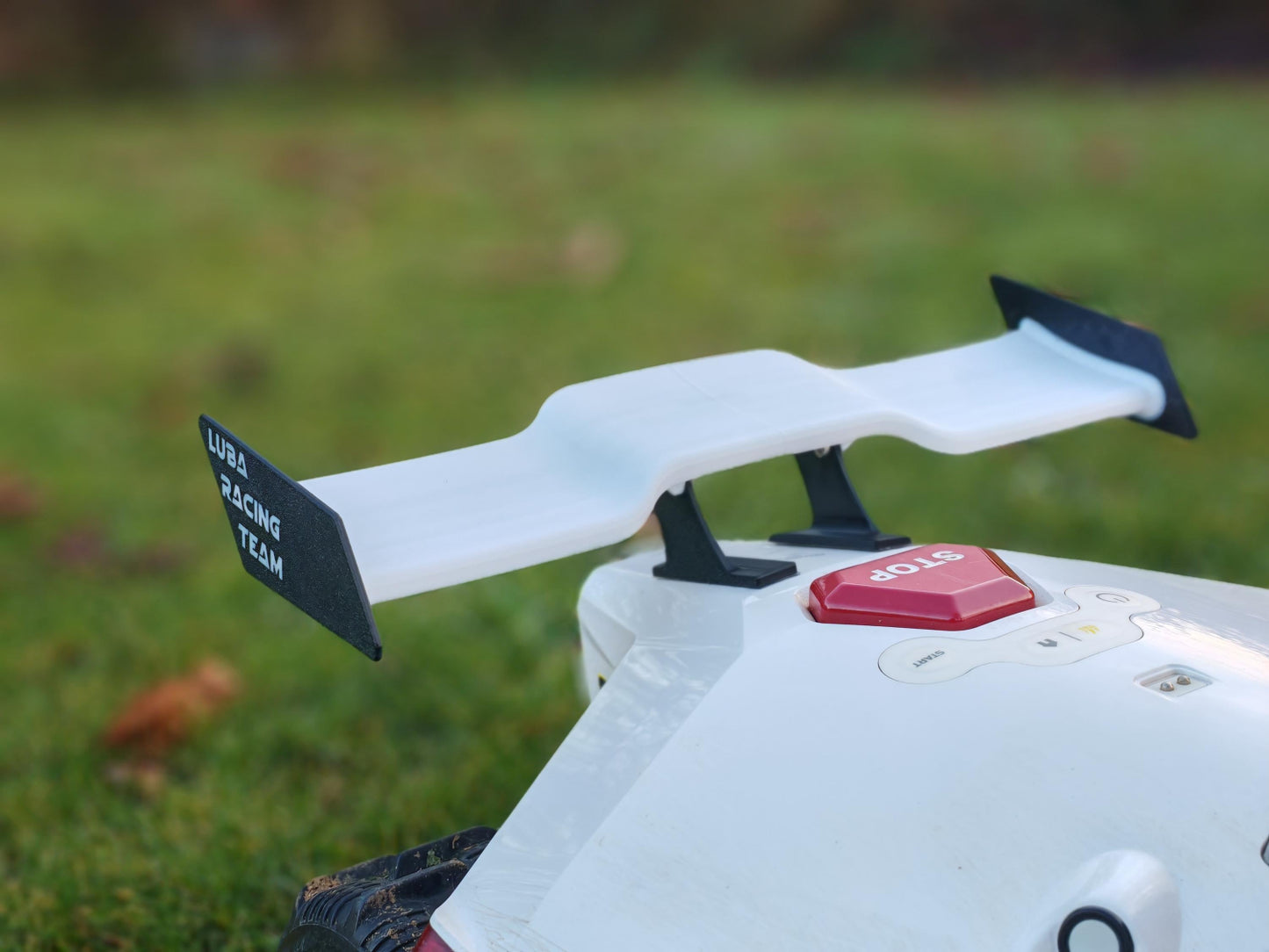 Robot tondeuse LUBA sur pelouse avec aileron décoratif latéral