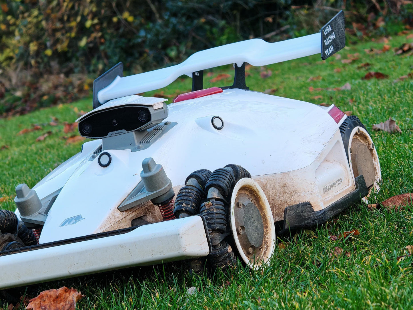 Robot tondeuse LUBA équipé de l'aileron décoratif, vue de face