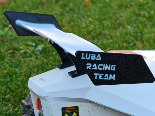 Gros plan sur l'aileron décoratif LUBA RACING TEAM monté sur un robot tondeuse